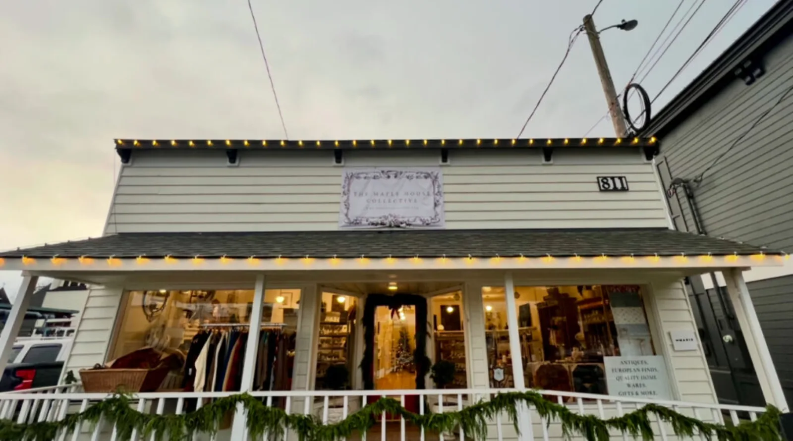 Commercial storefront with professionally installed holiday lighting and garland