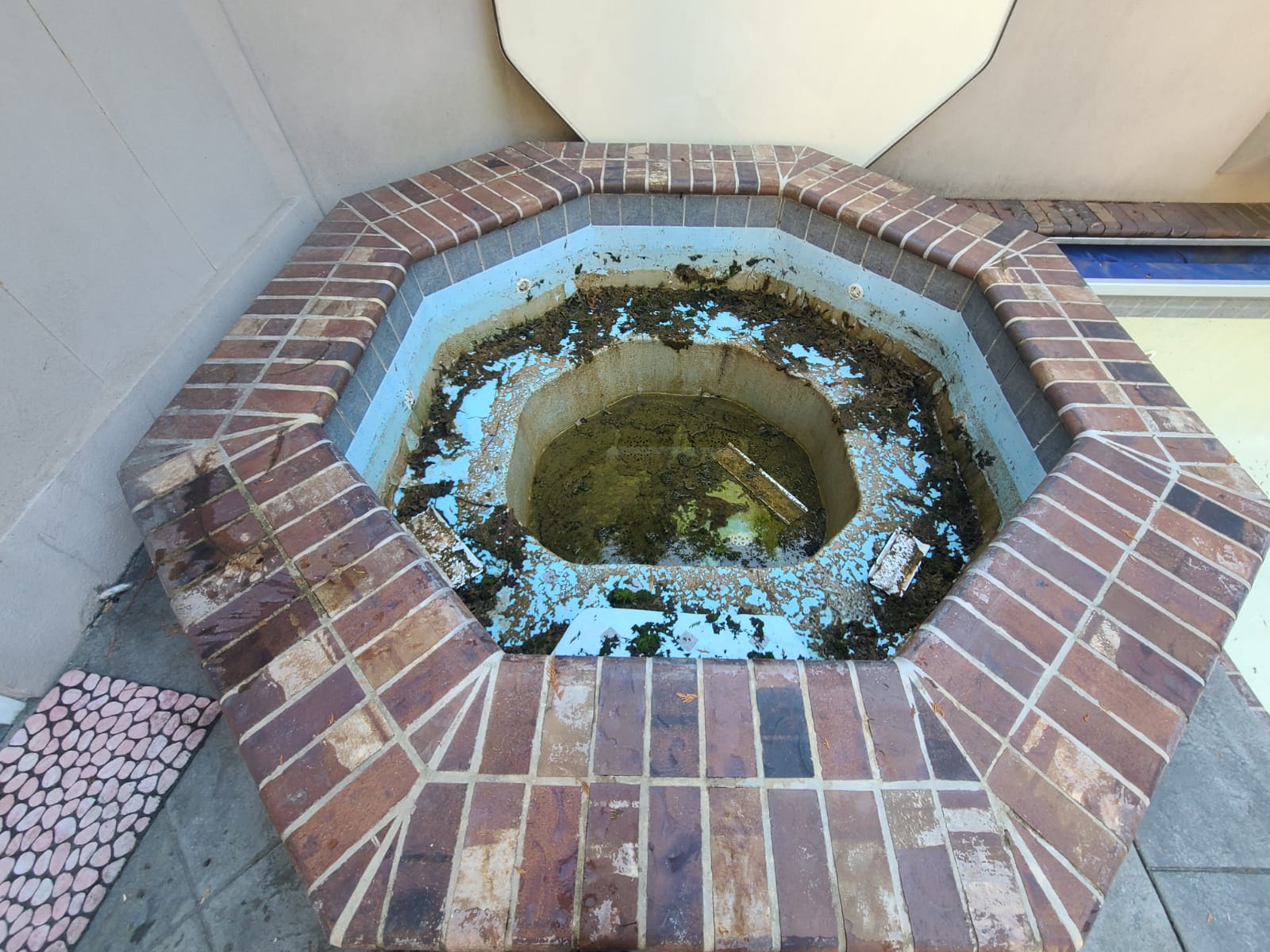 A dirty hot tub/jacuzzi before a Homefront Power Wash exterior cleaning in Kirkland, WA