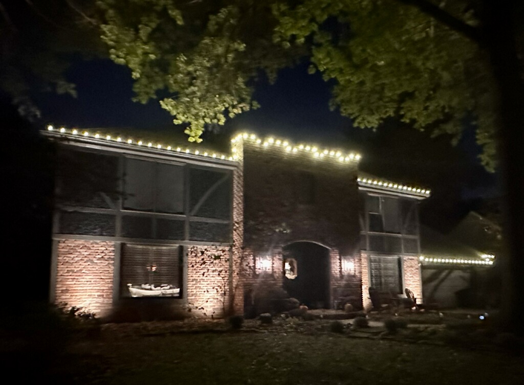Modern home in the Seattle/Eastside area with holiday lights installed by Homefront Holiday Lights